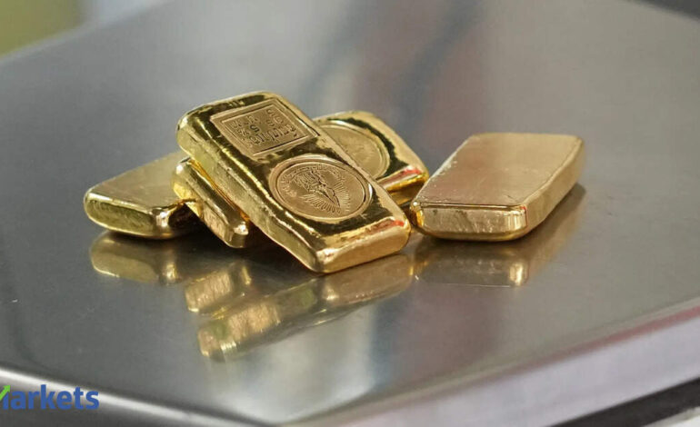 Gold heads for fourth weekly loss amid Fed rate hike expectations