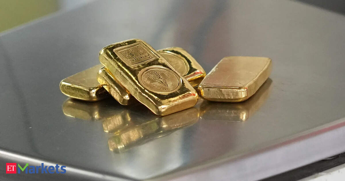 Gold heads for fourth weekly loss amid Fed rate hike expectations