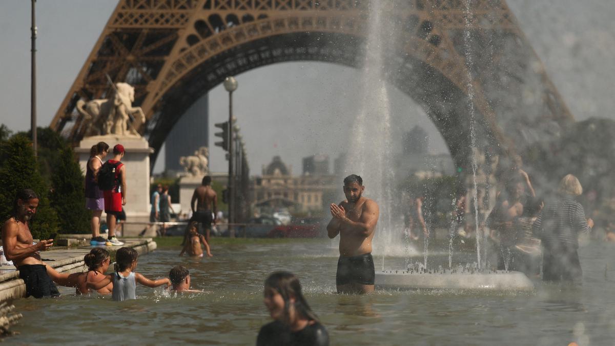 Paris sets up ban on drinking alcohol in public to deal with heatwave