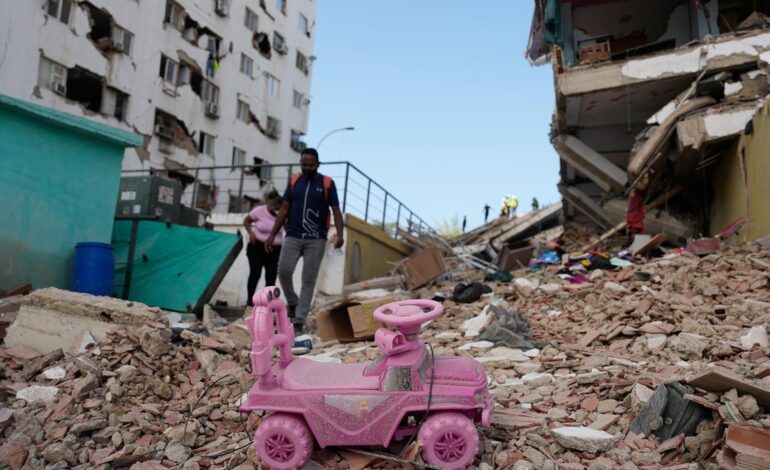 Venezuela earthquake: People take search for the missing into their own hands as death toll nears 1,000