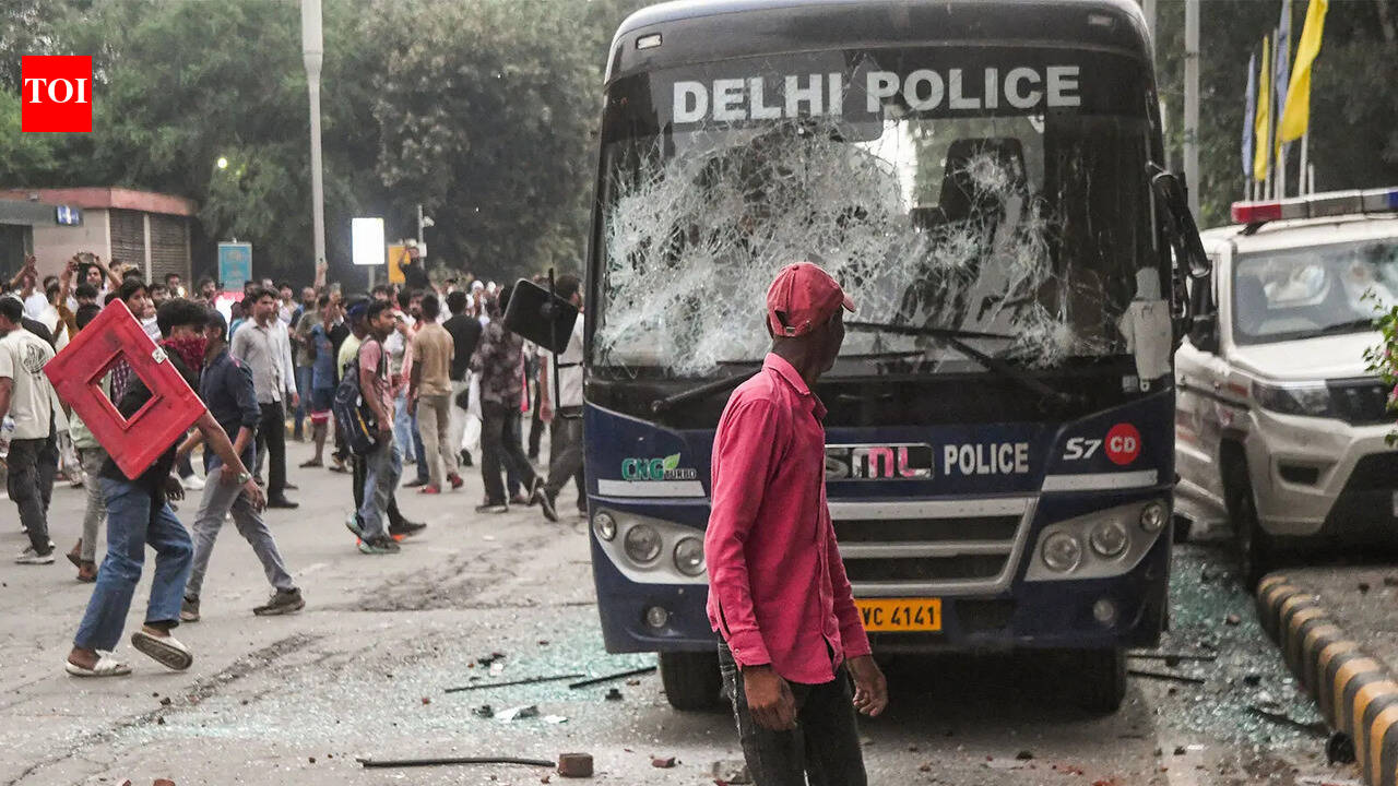 ‘Unacceptable in a democratic society’: SC bar bodies condemn police action against protesters, lawyers during CJP march | India News
