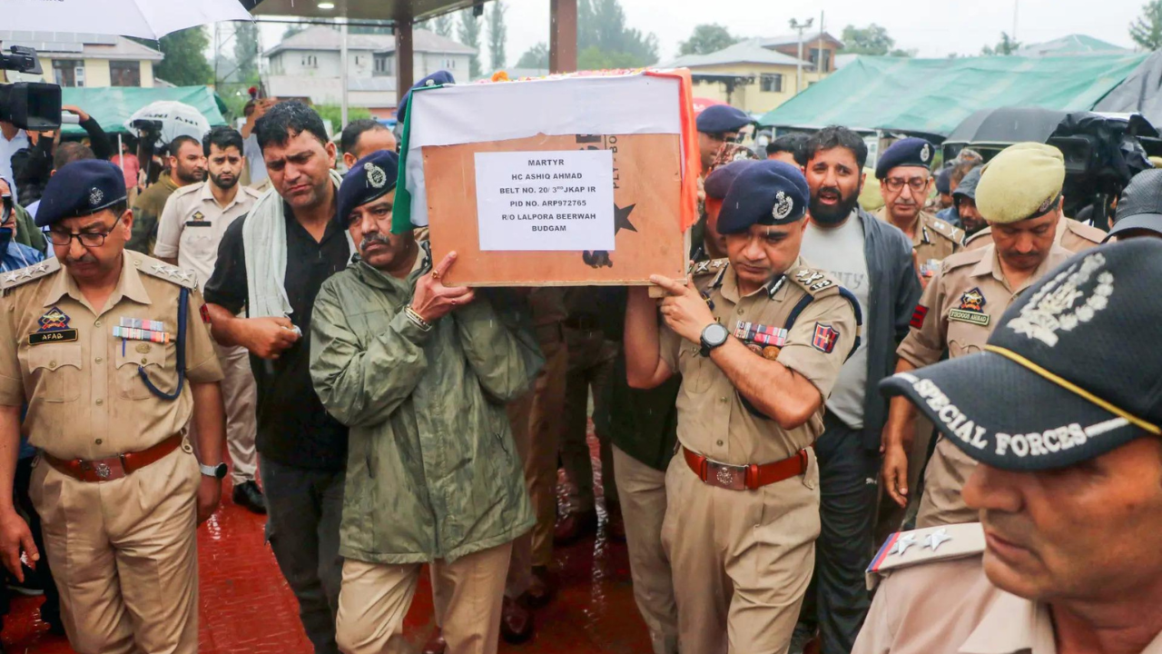 Terrorist kill J&K cop in Anantnag market, first strike since Pahalgam attack | India News