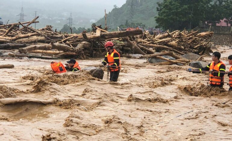 Flash flood kills 4, leaves 4 others missing in Vietnam