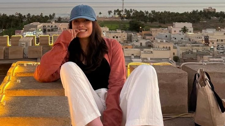 4 chic ways to wear Japanese sneakers with your flared jeans
