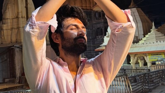 Kartik Aaryan seeks Lord Shiva’s blessings at Mahakaleshwar Temple after winning 1st National Award for Chandu Champion