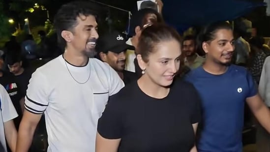 Huma Qureshi joins Jantar Mantar protest with rumoured beau Rachit Singh, Saqib Saleem at 2 AM, marches with students