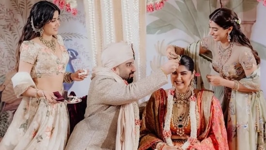 Anshula Kapoor marries Rohan Thakkar, keeps portrait of late mother Mona Shourie Kapoor beside her. See pics