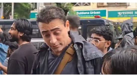 Imran Khan joins CJP protest in Mumbai, marches with students and clicks pictures with them. Watch