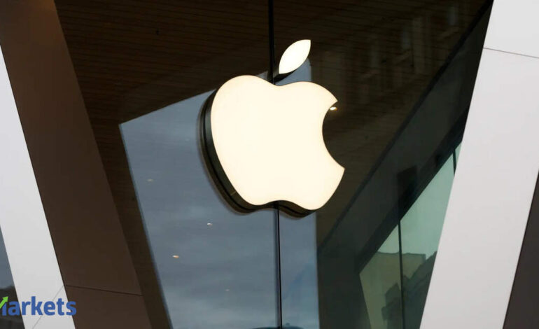 Apple set to lose nearly $500 billion in value after weak forecast