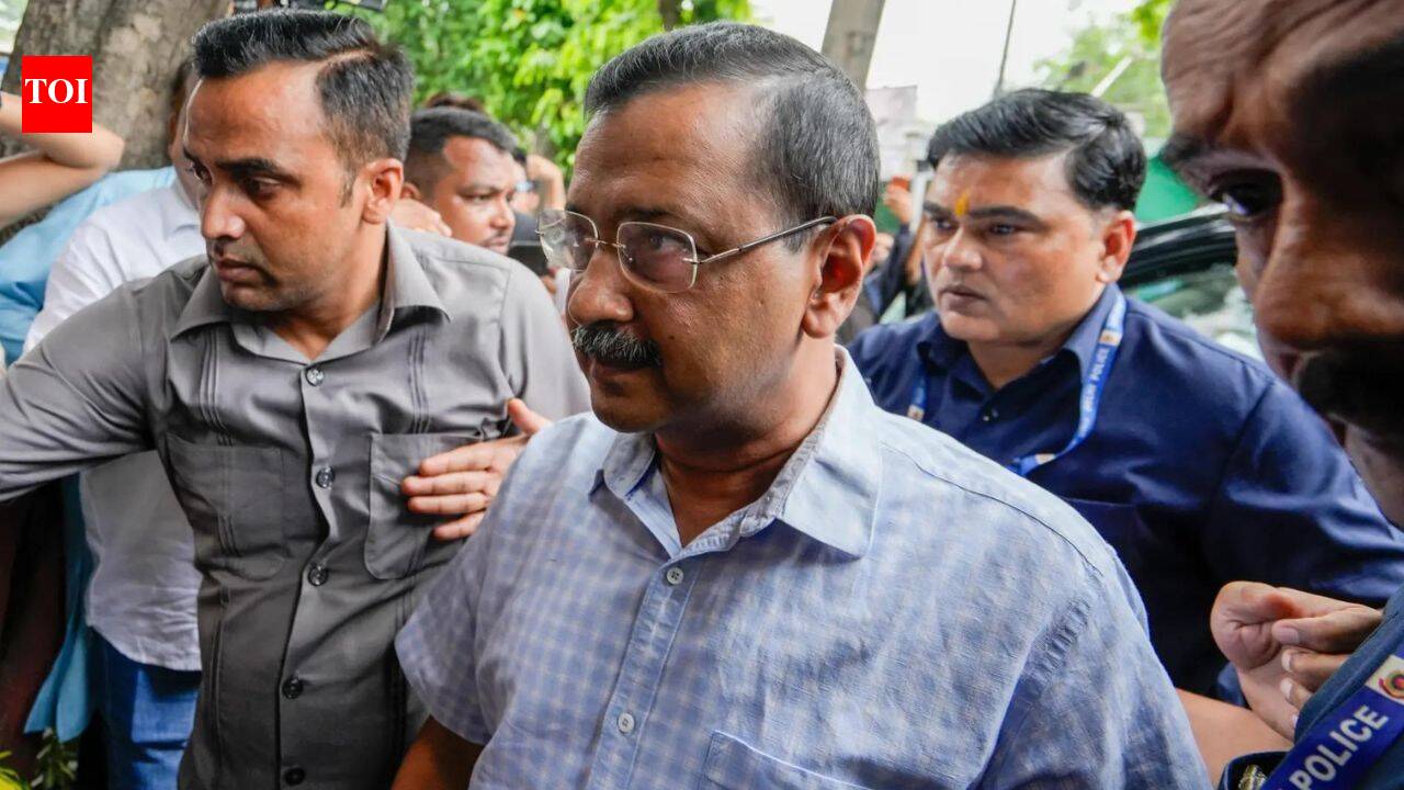 AAP protest E20 petrol policy: Kejriwal, Sisodia stage sit-in after march to PM Modi’s residence stopped | India News