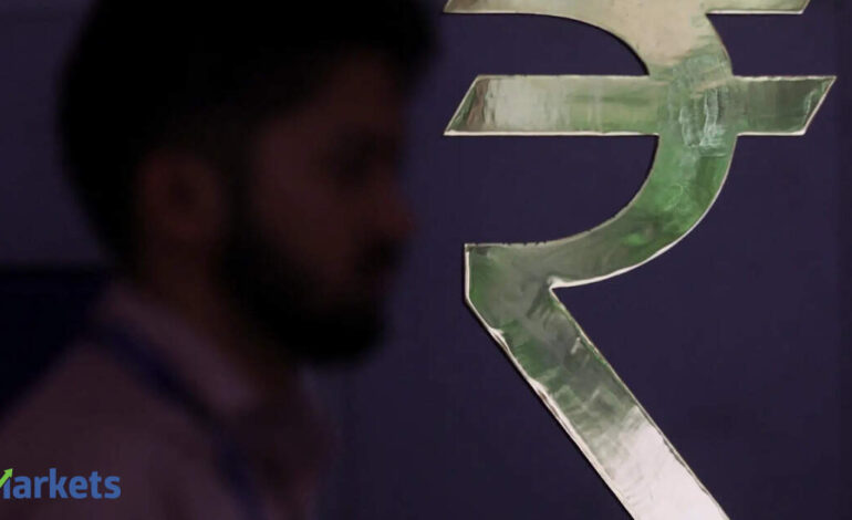 Rupee hits one-month closing high as oil slide outweighs RBI pause