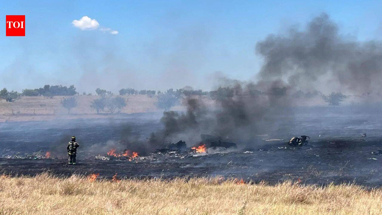 US Army temporarily halts Apache training missions after two soldiers killed in Texas crash