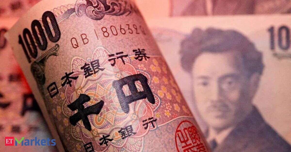 Yen edges up as traders push back Fed rate hike bets