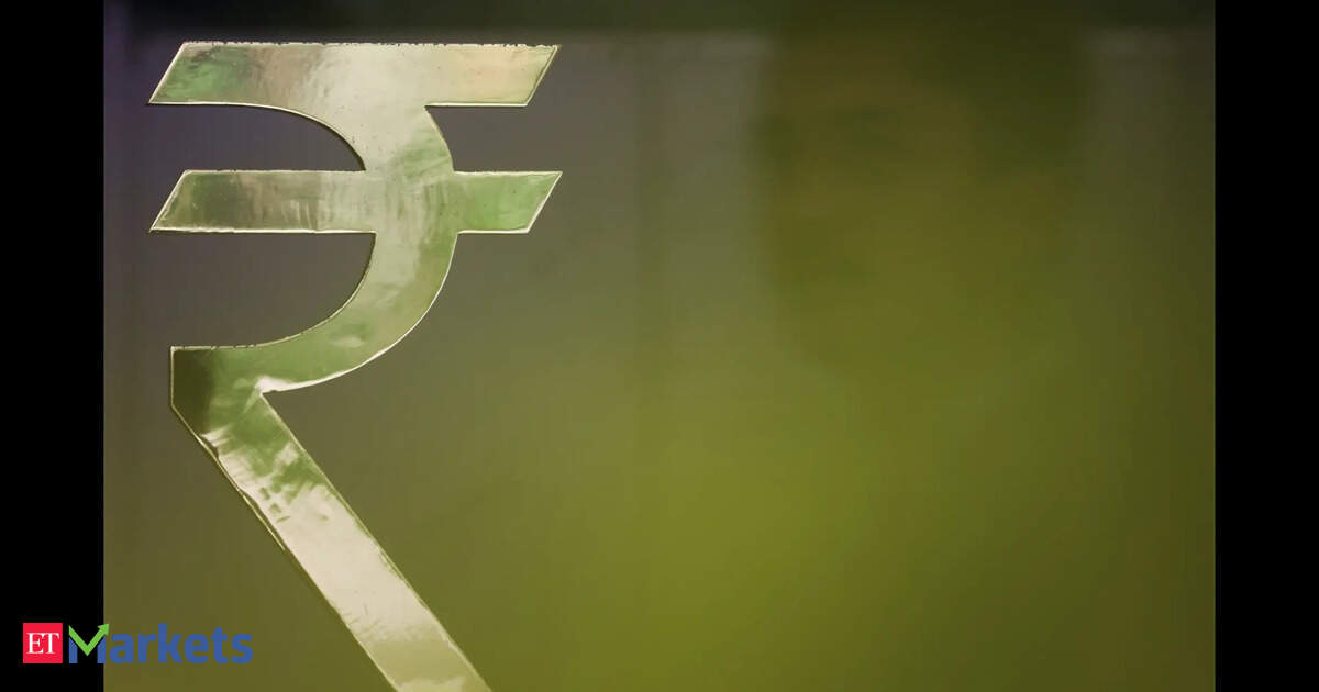 Rupee falls to a 3-week low of 95.71, raising financial concerns