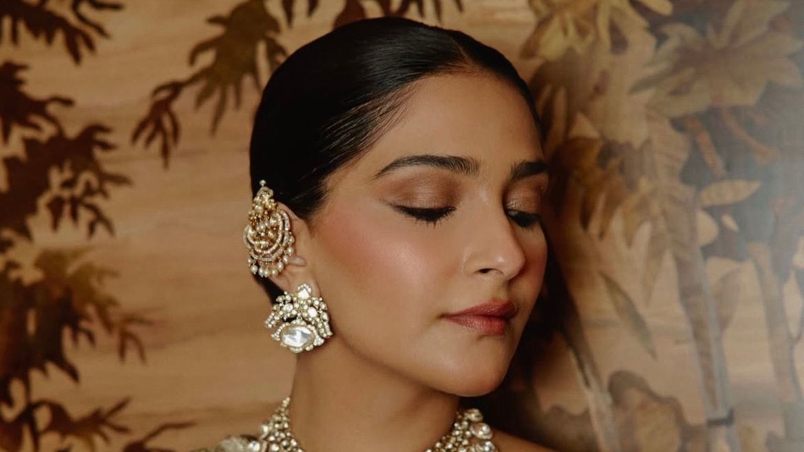 Sonam Kapoor’s copper brown eyeshadow and Maitreyi Ramakrishnan’s berry pink blush defined this week’s best beauty looks