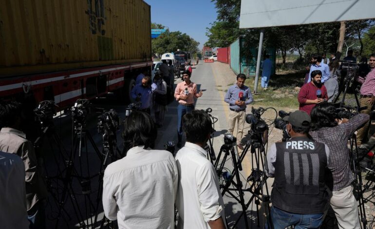 Journalists, rights bodies condemn curbs on media freedom in Pakistan
