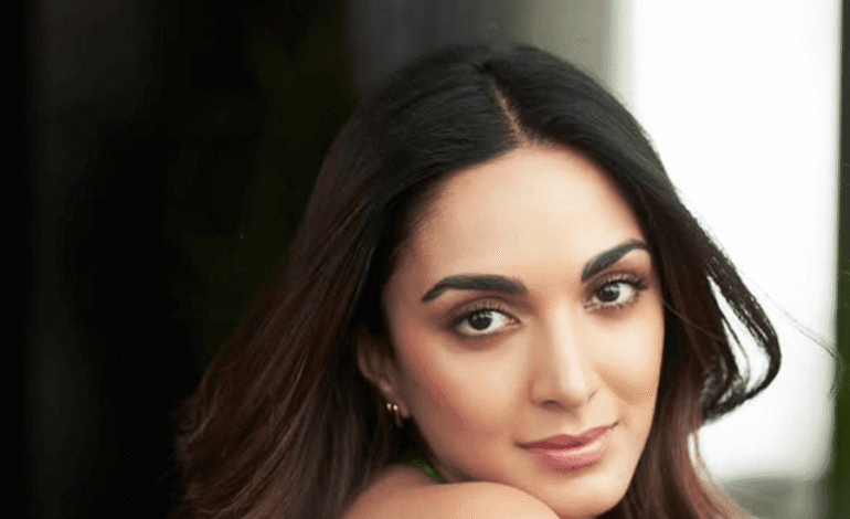 6 middle-part hairstyles that prove the look is anything but boring