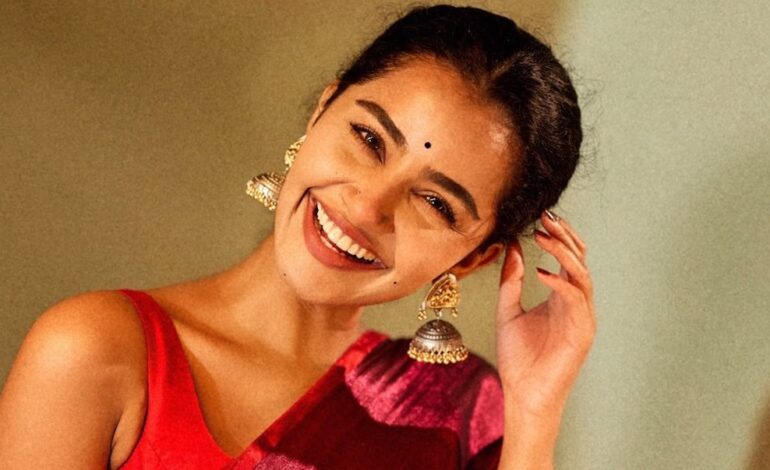 Anupama Parameswaran turns to oversized silver jhumkas to elevate her simple silk sari