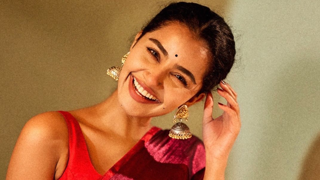 Anupama Parameswaran turns to oversized silver jhumkas to elevate her simple silk sari
