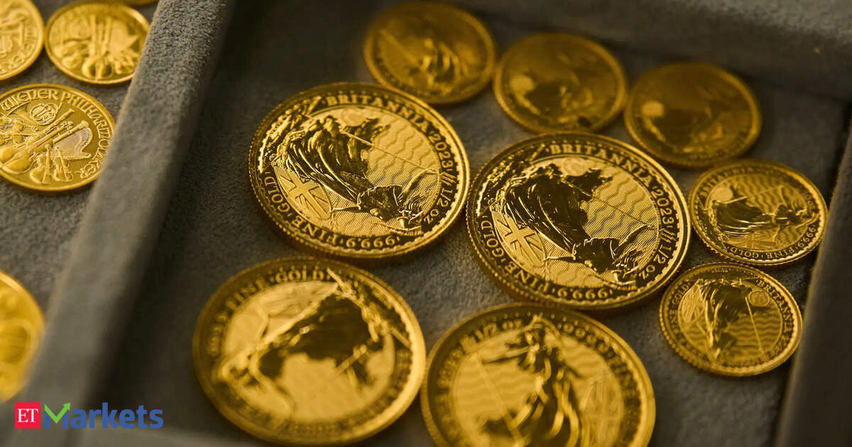 Gold prices dip as oil-driven inflation concerns weigh