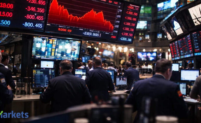 US stocks today: US stocks end lower as oil, yields crank up pressure ahead of Fed rate move