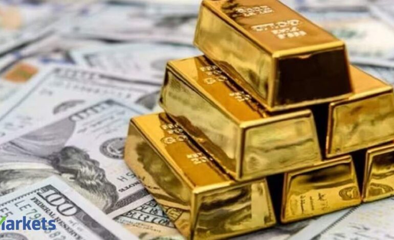 Gold rises slightly on lower oil prices, subdued dollar