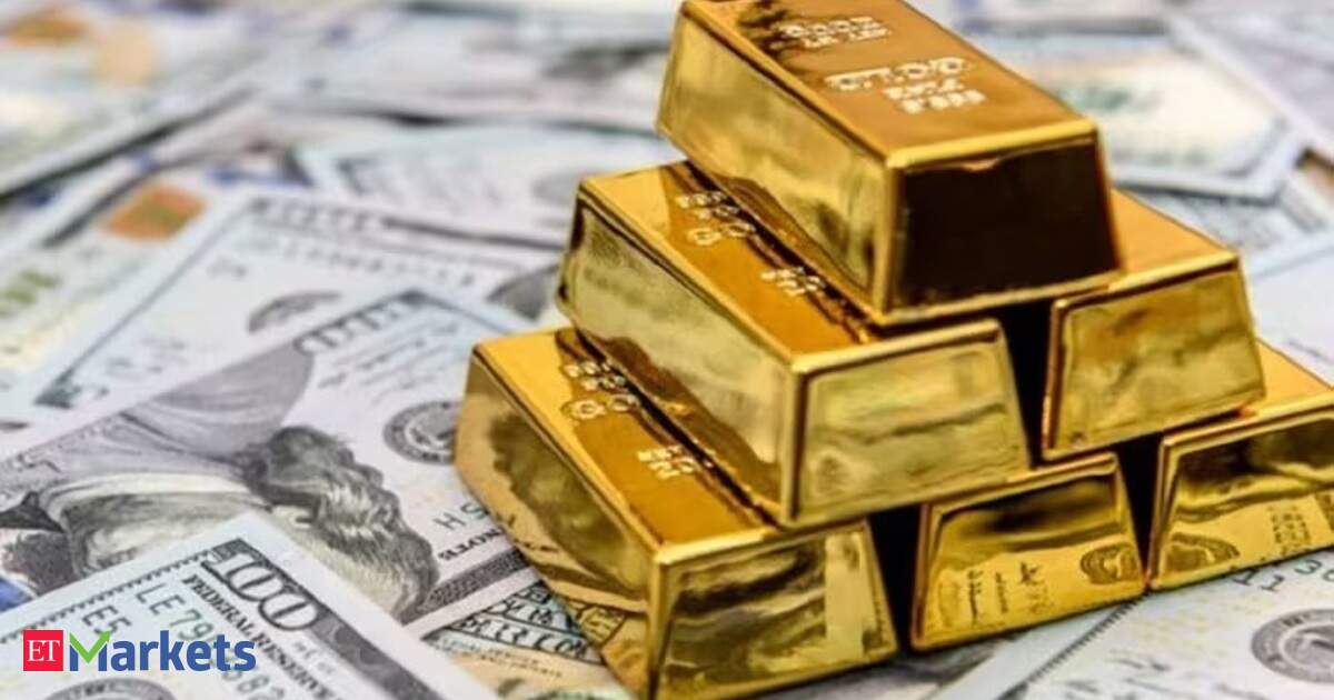 Gold rises slightly on lower oil prices, subdued dollar
