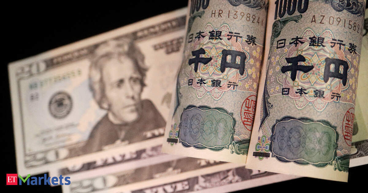 Yen squeezed as hawkish turn grips central banks