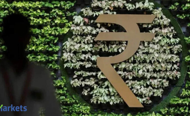 Rupee strengthens to 95.59 amid drop in oil prices & RBI dollar sales