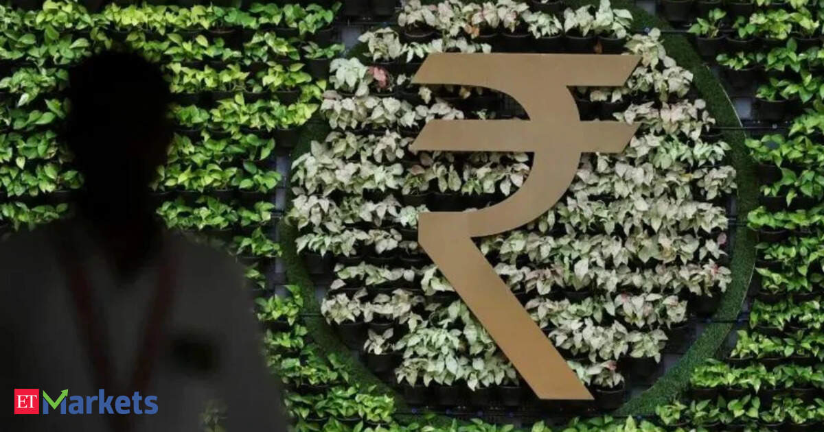 Rupee strengthens to 95.59 amid drop in oil prices & RBI dollar sales