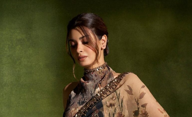 Diana Penty wore a ’90s-inspired Manish Malhotra pleated sari with floral prints and a halterneck blouse