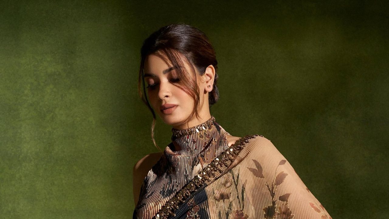 Diana Penty wore a ’90s-inspired Manish Malhotra pleated sari with floral prints and a halterneck blouse