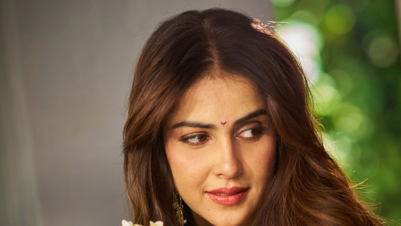 Genelia Deshmukh’s festive look featured a medley of zari, zardozi and marodi embroideries