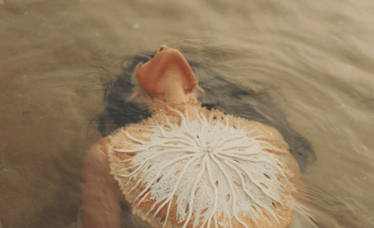 I tried the ice water face dunk every morning for 2 weeks. Here’s how it shifted my nervous system