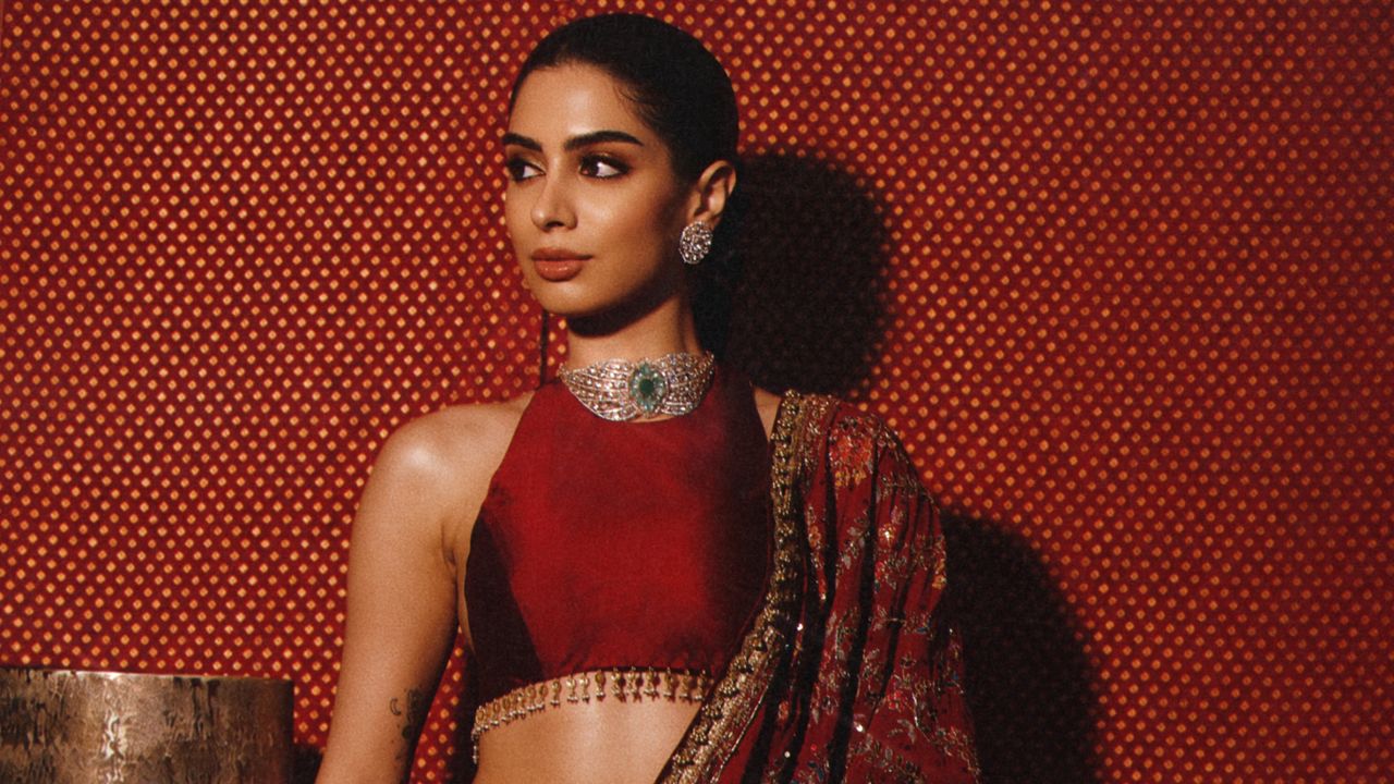 Khushi Kapoor paired her red Manish Malhotra sari with an opulent choker featuring 25-carat Zambian emerald